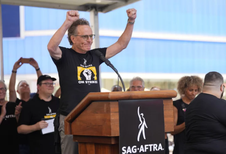SAG-AFTRA holds star-studded rally in Times Square